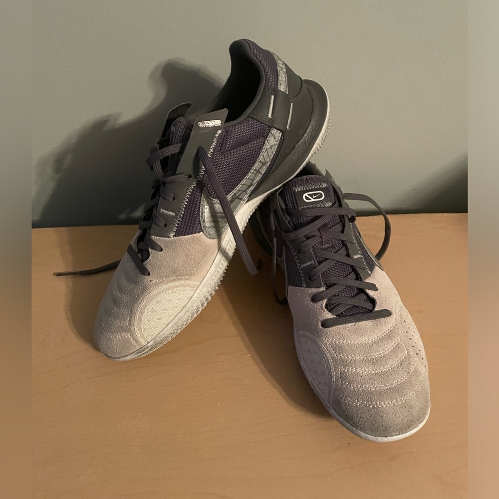 Nike mens 8.5 indoor soccer shoes